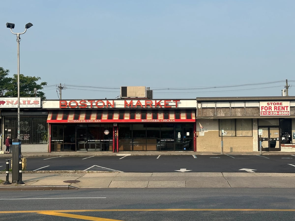 A restaurant in a strip mall. The BOSTON MARKET font is unchanged since the 1990s.